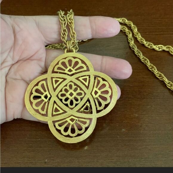 RARE VINTAGE  SIGNED CROWN TRIFARI 27" NECKLACE EXCELLENT CONDITION - Picture 8 of 13